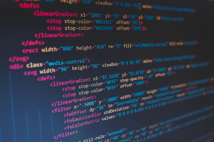 HTML- und Webserver-Konfigurationscode auf dunklem Monitor-Bildschirm, repräsentiert Apache- und Nginx-Webserver-Setup für WordPress