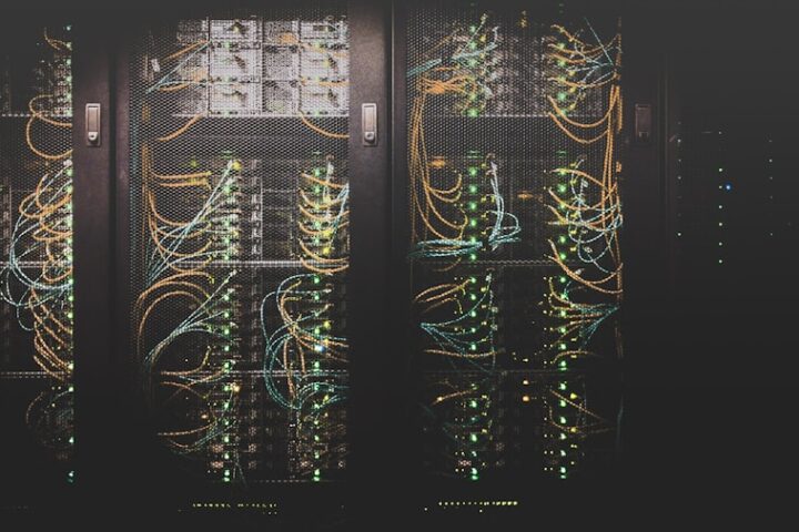 Farbige Netzwerkkabel in einem Server-Rechenzentrum symbolisieren Redis und Memcached Object-Cache für WordPress