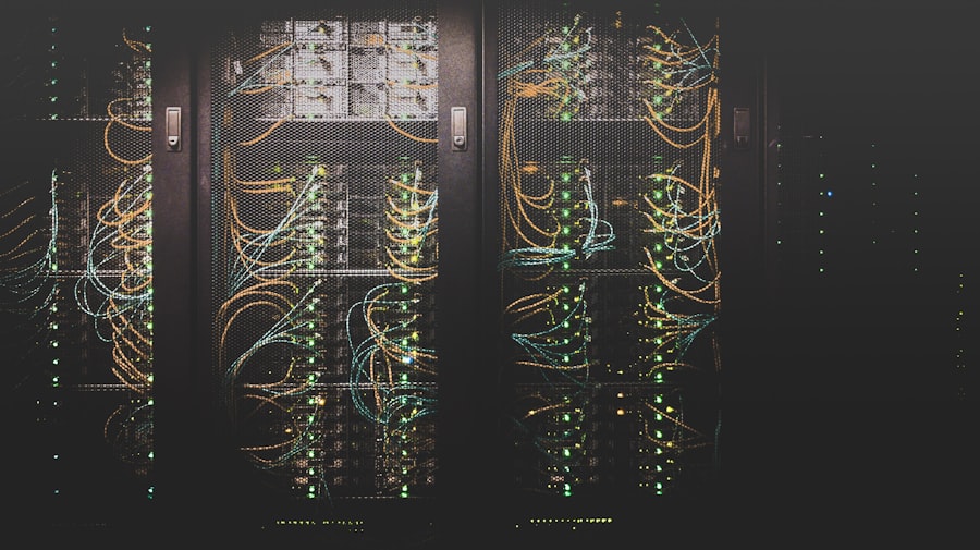 Farbige Netzwerkkabel in einem Server-Rechenzentrum symbolisieren Redis und Memcached Object-Cache für WordPress