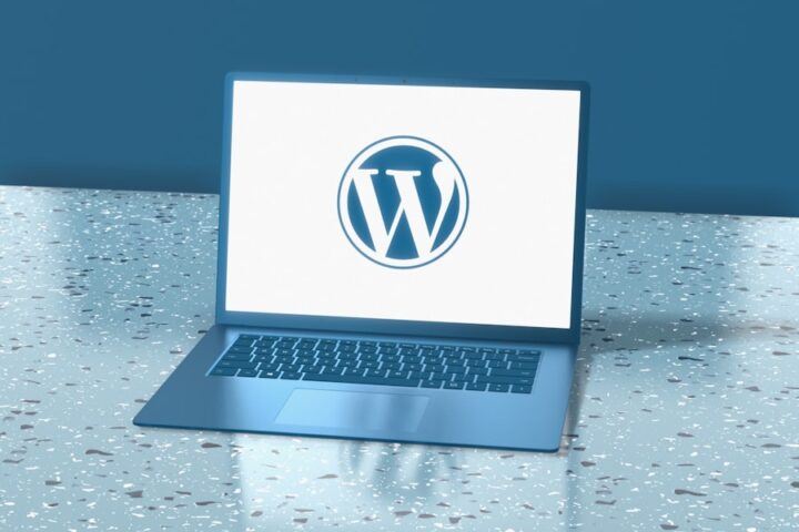 Laptop-Bildschirm zeigt Website-Performance-Analyse und Ladezeit-Dashboard für WordPress-Optimierung
