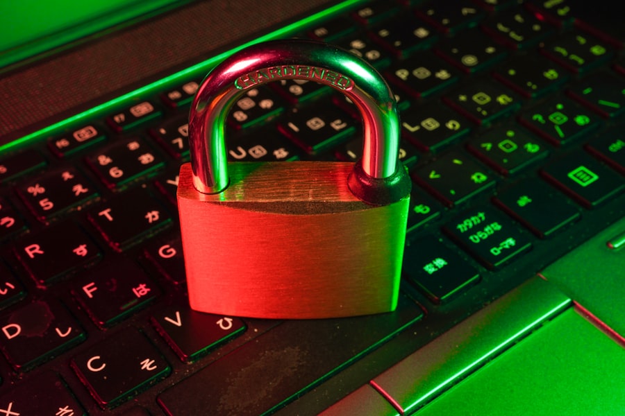 Digitales Sicherheitsschloss und Schutzschild symbolisieren WordPress Security Audit und Malware-Schutz
