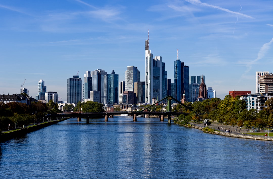 Frankfurt am Main Skyline mit Wolkenkratzern – WordPress Spezialist Frankfurt