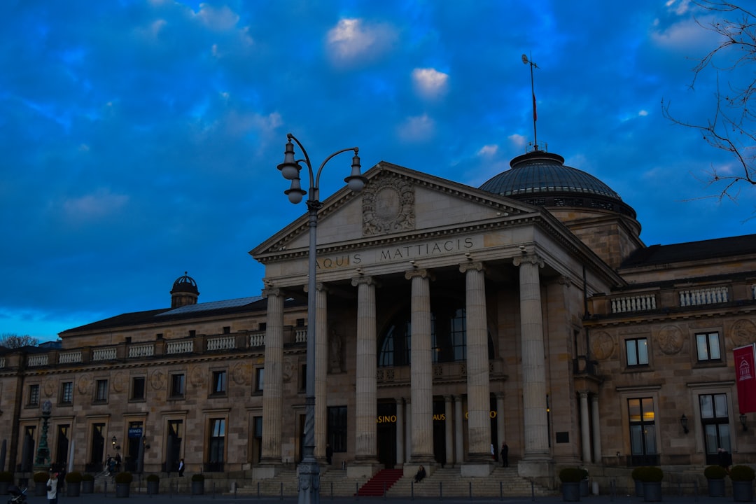 Historisches Gebäude mit Uhrturm in Wiesbaden – WordPress Spezialist Wiesbaden